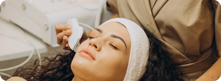 mujer-en-cosmetologa-haciendo-procedimientos-de-belleza-luxora