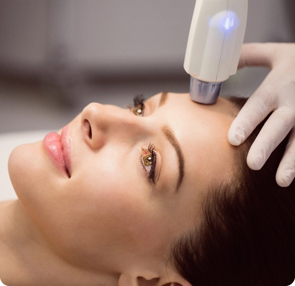 paciente-femenino-que-recibe-tratamiento-cosmetico-luxora